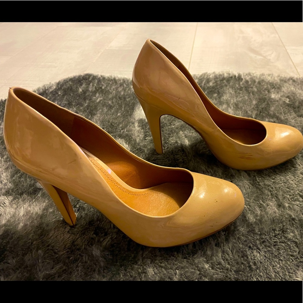 Nude round toe pumps 👠